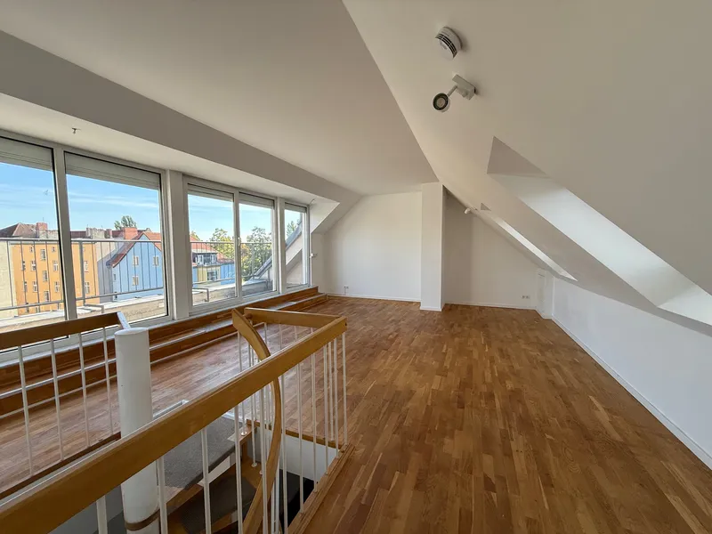 Bezugsfrei - Wunderschöne lichtdurchflutete und moderne vier Zimmer Dachgeschoss-Maisonette-Wohnung! — photo 1